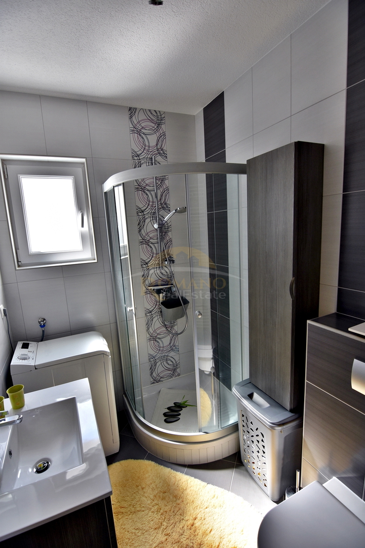 Vrhunsko urejena hiša na Čiovu/Okrug Gornji s prekrasnim odprtim razgledom